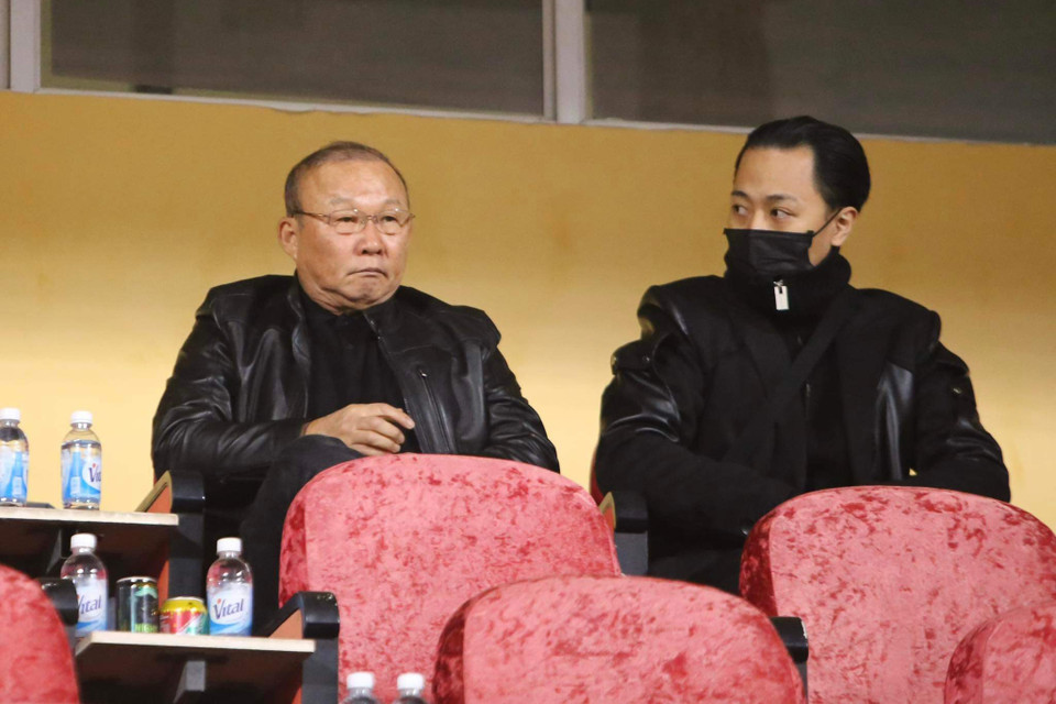 Cựu Huấn luyện viên Đội tuyển Quốc gia Việt Nam, ông Park Hang-seo (trái) dự khán trận đấu. (Ảnh: Việt Anh/Vietnam+)