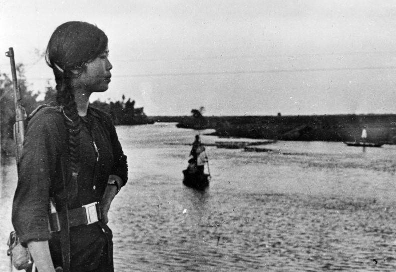 Nữ du kích canh gác bên dòng Ô Lâu, Thừa Thiên, Huế(1968). (Ảnh tư liệu TTXVN)