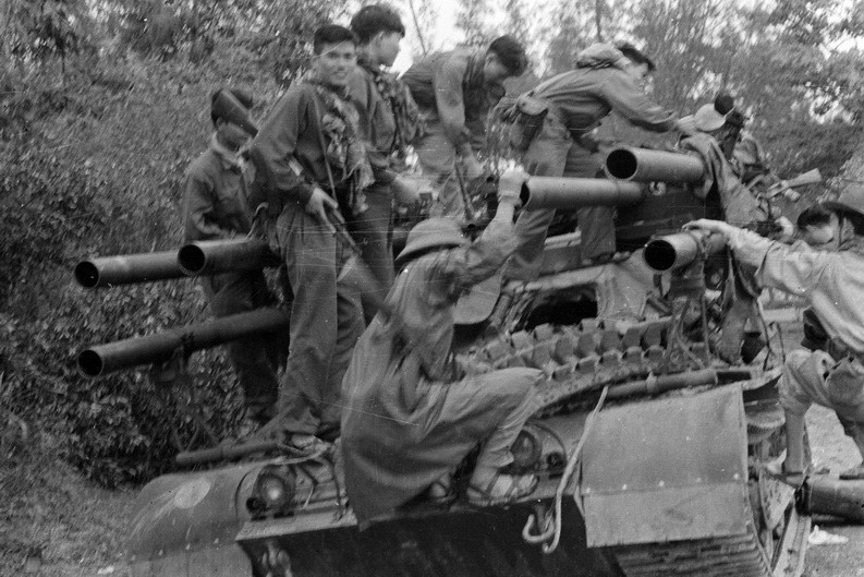 Xe tăng Mỹ bị quân giải phóng đánh, chiếm những ngày đầu 1968. (Ảnh tư liệu TTXVN)