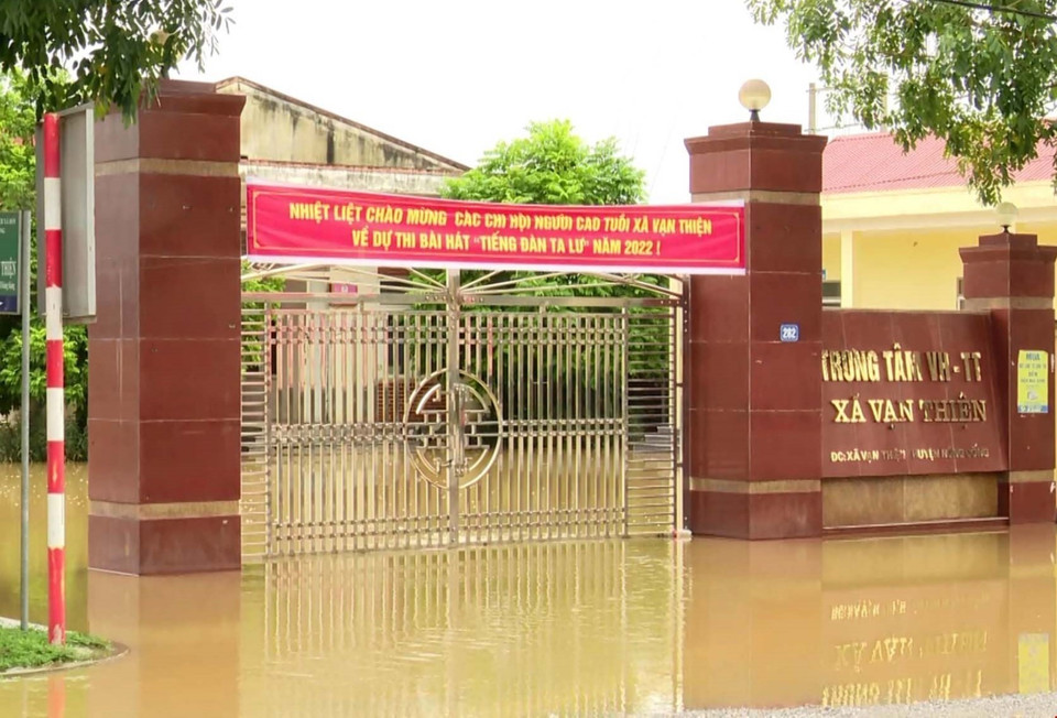 Trung tâm văn hóa xã Vạn Thiện, huyện Nông Cống, Thanh Hóa bị ngập trong nước lũ. (Ảnh: Nguyễn Nam/TTXVN)