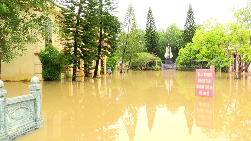 Trụ sở UBND xã Vạn Thiện, huyện Nông Cống, Thanh Hóa bị ngập trong nước lũ. (Ảnh: Nguyễn Nam/TTXVN)