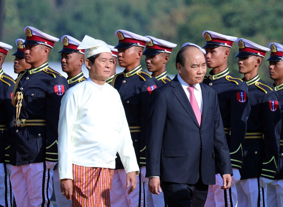 Thủ tướng Nguyễn Xuân Phúc và Tổng thống Win Myin duyệt đội danh dự. (Ảnh: Thống Nhất/TTXVN)