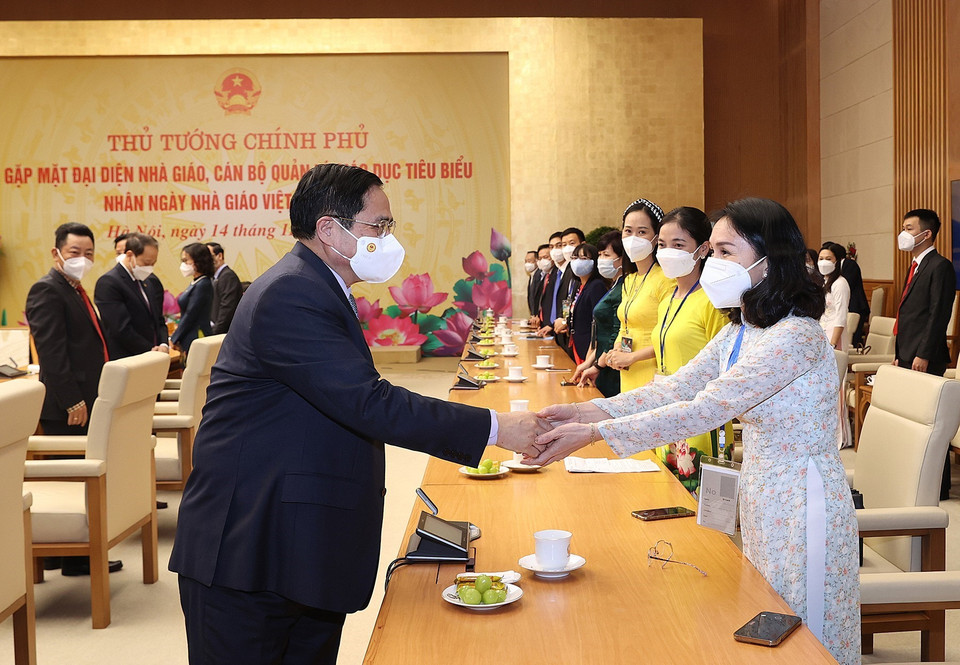 Thủ tướng Phạm Minh Chính gặp mặt đại diện nhà giáo, cán bộ quản lý giáo dục tiêu biểu. (Ảnh: Dương Giang/TTXVN)