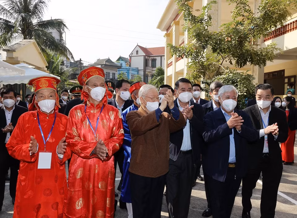 Tổng Bí thư Nguyễn Phú Trọng và các đại biểu đến dự Ngày hội Đại đoàn kết toàn dân tộc tại thôn 5, xã Yên Sở, huyện Hoài Đức. (Ảnh: Trí Dũng/TTXVN)
