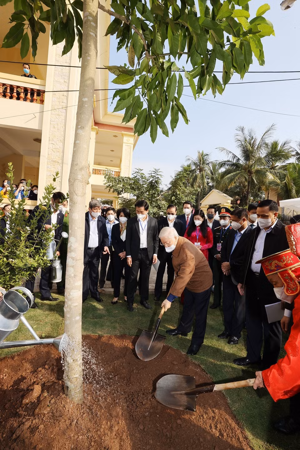  Tổng Bí thư Nguyễn Phú Trọng trồng cây lưu niệm tại thôn 5, xã Yên Sở, huyện Hoài Đức. (Ảnh: Trí Dũng/TTXVN)
