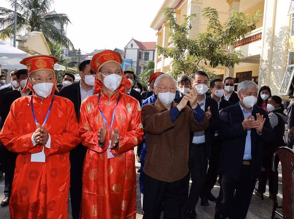 Tổng Bí thư Nguyễn Phú Trọng và các đại biểu đến dự Ngày hội Đại đoàn kết toàn dân tộc tại thôn 5, xã Yên Sở, huyện Hoài Đức. (Ảnh: Trí Dũng/TTXVN)