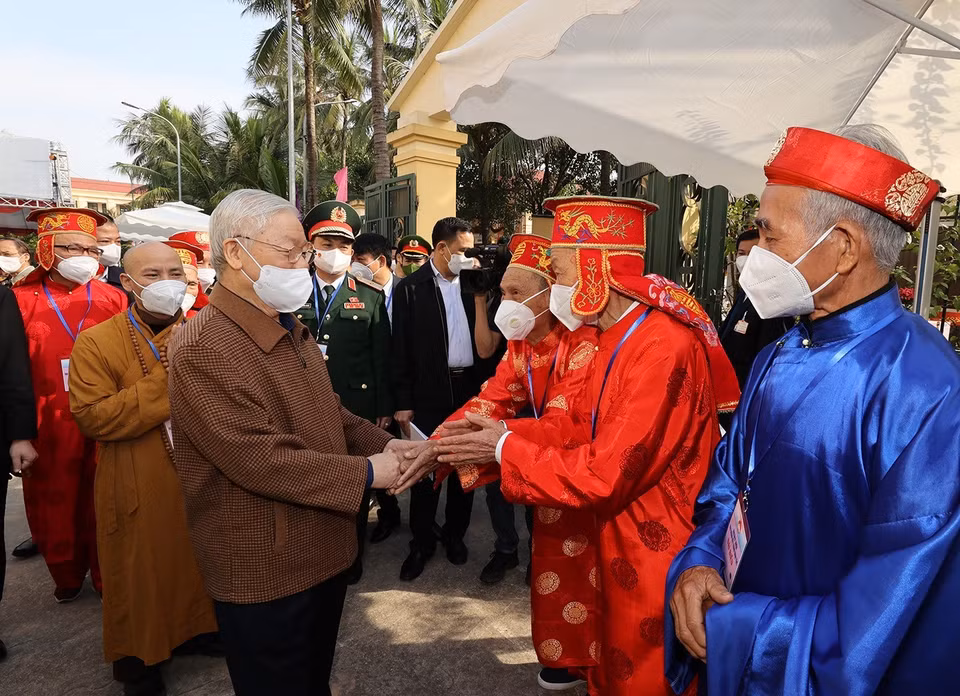 Tổng Bí thư Nguyễn Phú Trọng với nhân dân thôn 5, xã Yên Sở, huyện Hoài Đức. (Ảnh: Trí Dũng/TTXVN)