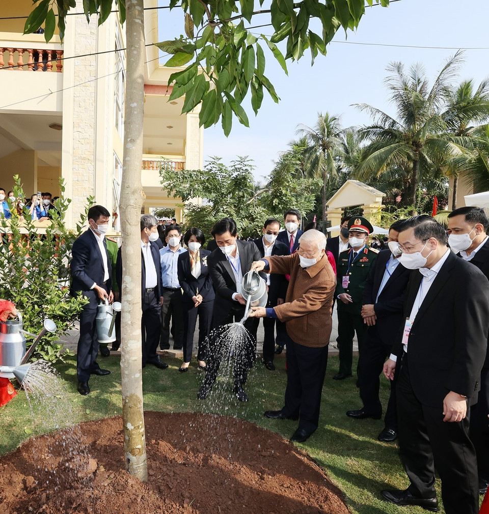  Tổng Bí thư Nguyễn Phú Trọng trồng cây lưu niệm tại thôn 5, xã Yên Sở, huyện Hoài Đức. (Ảnh: Trí Dũng/TTXVN)