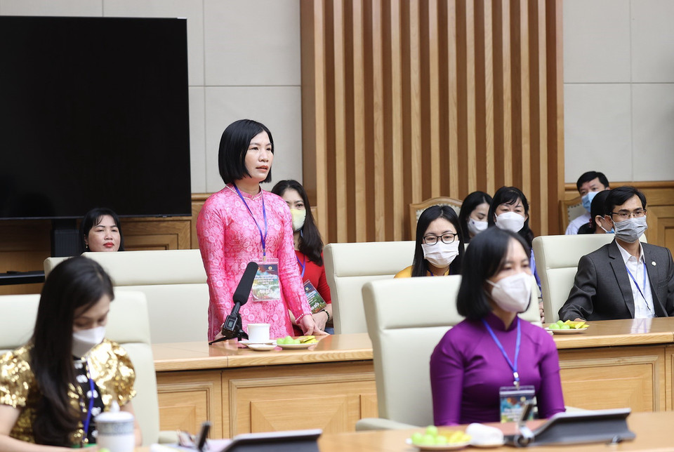 Giáo viên Hồ Thị Tuyết, Trường THCS Triệu Thương, huyện Triệu Phong, tỉnh Quảng Trị phát biểu. (Ảnh: Dương Giang/TTXVN)