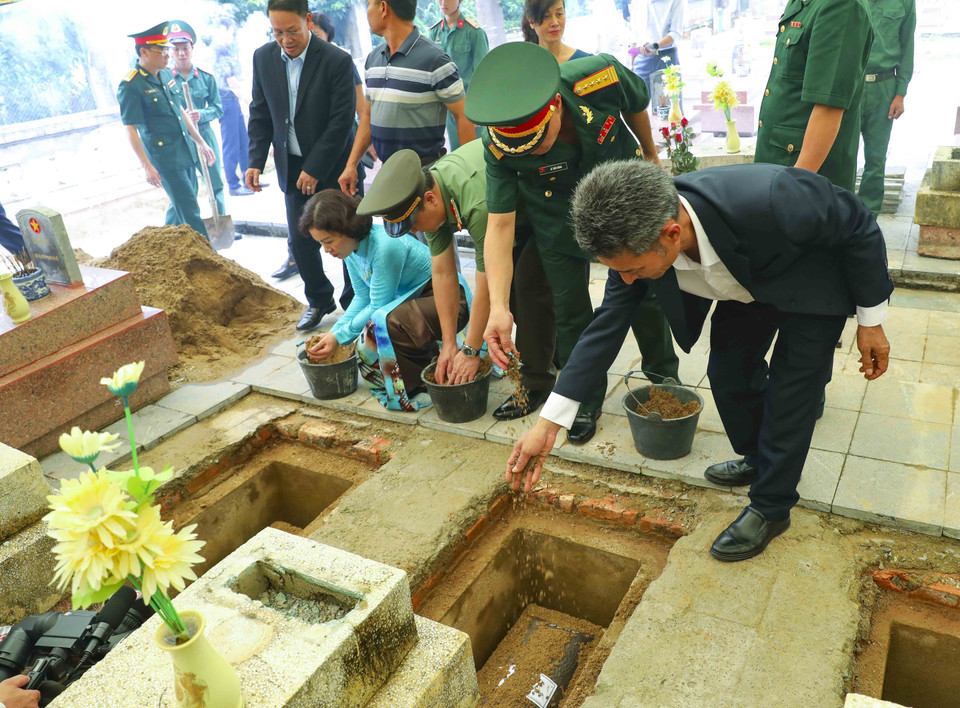 An táng hài cốt liệt sỹ tại Nghĩa trang Tông Khao. (Ảnh: Xuân Tư/TTXVN)