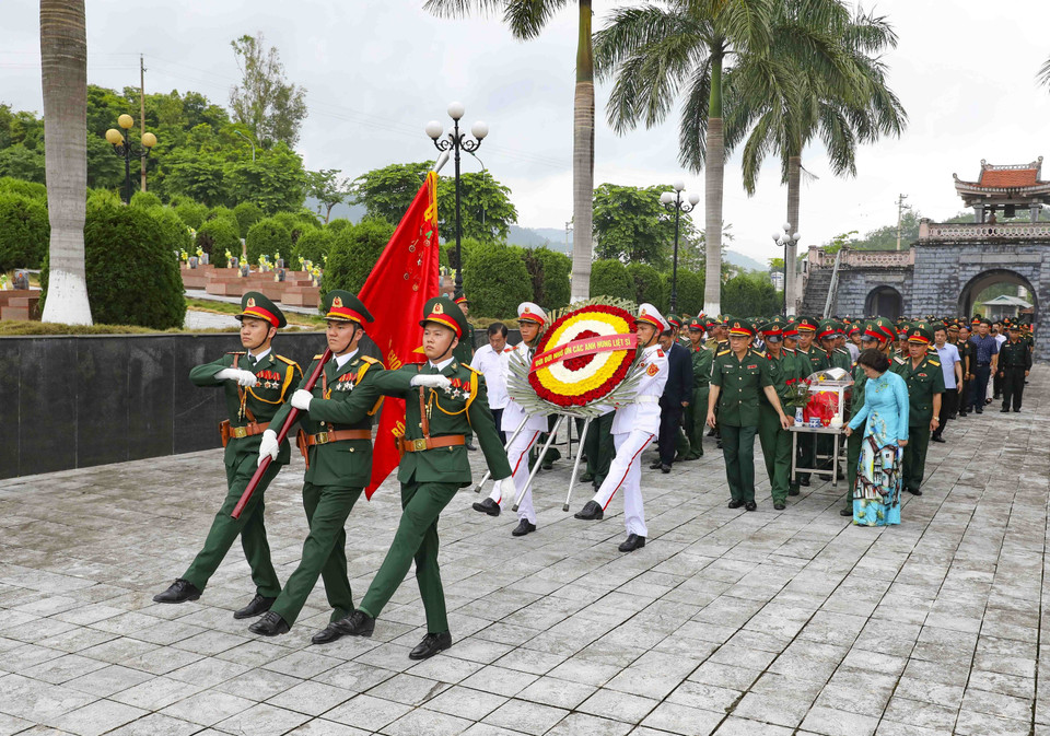 Đưa rước hài cốt liệt sỹ về truy điệu, an táng tại Nghĩa trang Liệt sỹ Tông Khao. (Ảnh: Xuân Tư/TTXVN)