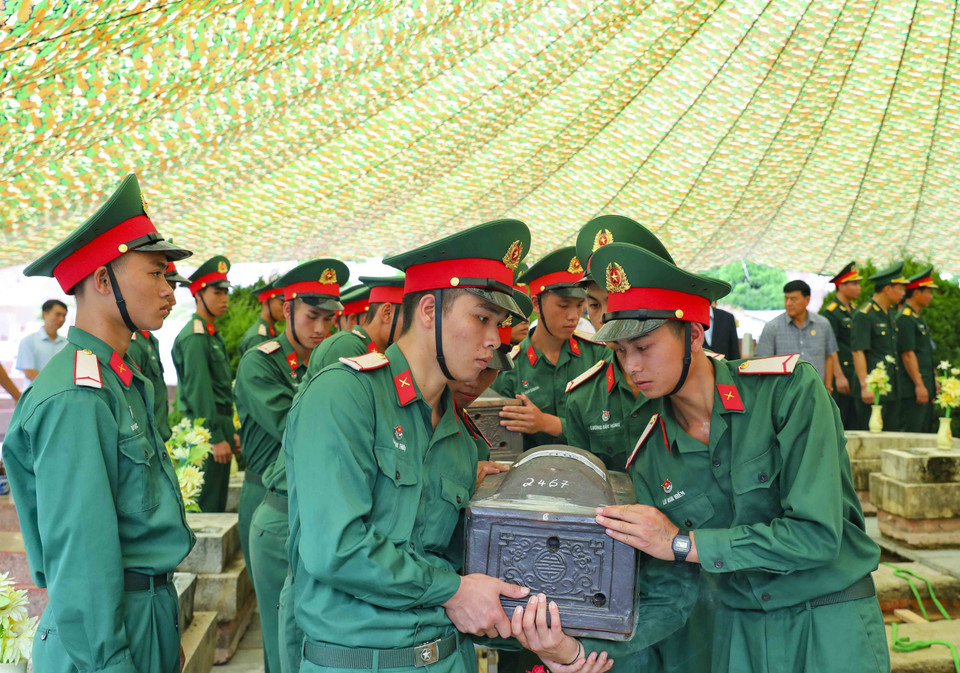 Chuẩn bị an táng hài cốt liệt sỹ tại Nghĩa trang Tông Khao. (Ảnh: Xuân Tư/TTXVN)