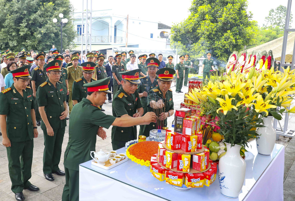 Các đại biểu thắp hương tưởng niệm các liệt sỹ. (Ảnh: Xuân Tư/TTXVN)