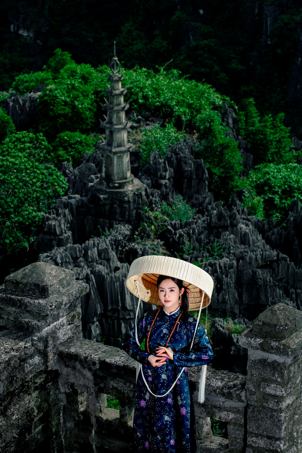 Chọn điểm đến Hang Múa do nơi đây có bối cảnh phù hợp với bộ ảnh thời trang mang phong cách cổ trang, Kim Anh cho biết cô có sở thích chụp ảnh thời trang ở những điểm đến đẹp trong nước. Đặc biệt, trong không khí Tết Nguyên Đán, cô quyết định chọn mảnh đất cố đô Ninh Bình để giúp thể hiện ý tưởng của thời trang xưa cũ. (Ảnh: CTV/Vietnam+)