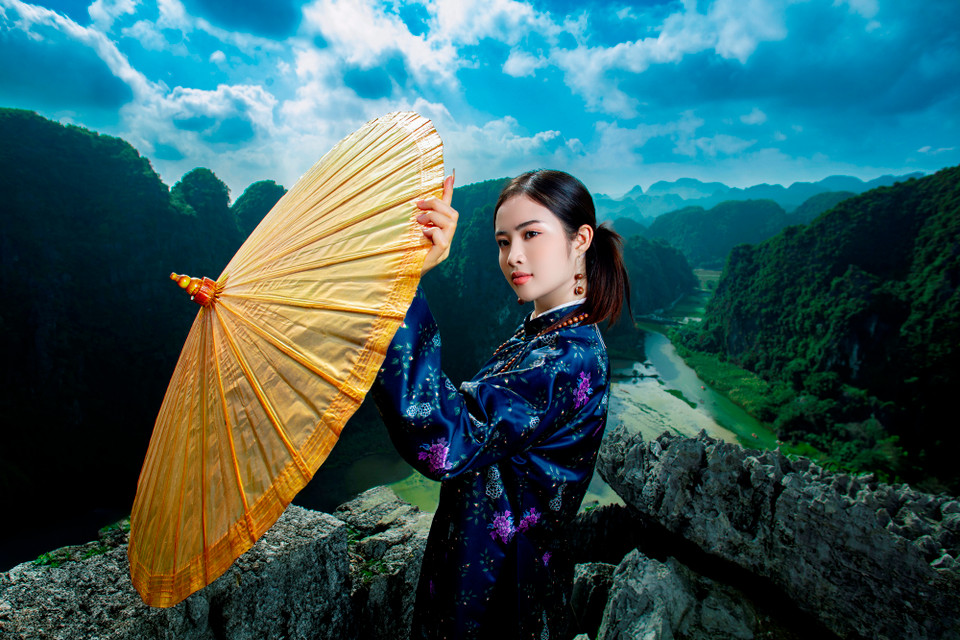 Ninh Bình với cố đô Hoa Lư là một quần thể gồm những địa điểm du lịch rất được yêu thích như Khu du lịch Tràng An, chùa Bái Đính, "thánh địa sống ảo" Hang Múa, phố cổ Hoa Lư, Tam Cốc Bích Động... (Ảnh: CTV/Vietnam+)