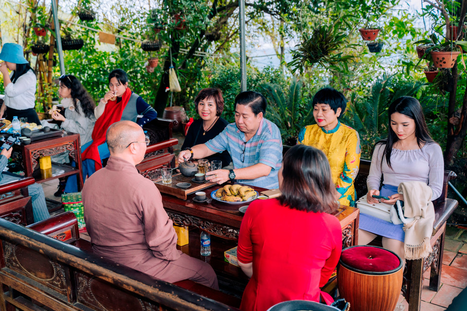 Chùa có tên gọi đầy đủ là Hương Tích Cổ Tự. Dân gian còn gọi đây là chùa Thơm. Chùa Hương Tích theo hệ phái Phật giáo Bắc Tông, thờ Quan Âm Bồ Tát. Nơi đây ngày nay trở thành điểm dừng chân của những du khách muốn tìm về chùa Hương "phiên bản gốc." (Ảnh: Mai Mai/Vietnam+)