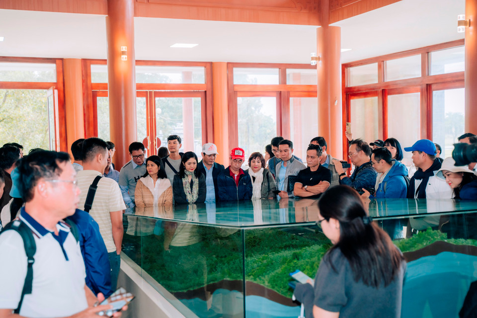Du khách được giới thiệu toàn cảnh mô hình khuôn viên chùa Hương Tích (thuộc xã Thiên Lộc, huyện Can Lộc, tỉnh Hà Tĩnh) được chia thành ba khu vực, bao gồm Thượng điện, đền Thiên Vương và am Thánh Mẫu - nơi Công chúa Diệu Thiện đắc đạo hóa Phật. Đặc biệt, tại đây vẫn lưu giữ 2 pho tượng Phật, 1 tòa Cửu Long quý hiếm bằng đồng đen và chuông đồng cổ đang được địa phương xây dựng hồ sơ đề nghị công nhận là bảo vật quốc gia. (Ảnh: Mai Mai/Vietnam+)
