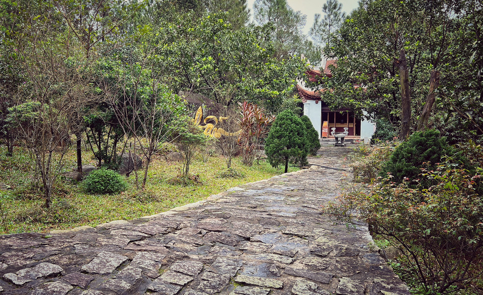 Quần thể di tích văn hóa tôn giáo chùa Hương Tích Hà Tĩnh bao gồm nhiều công trình, hạng mục. Ngoài thờ Phật, nơi đây còn lập ra nhiều đền thờ Thần mang đậm tín ngưỡng văn hóa của người Việt. (Ảnh: Mai Mai/Vietnam+)