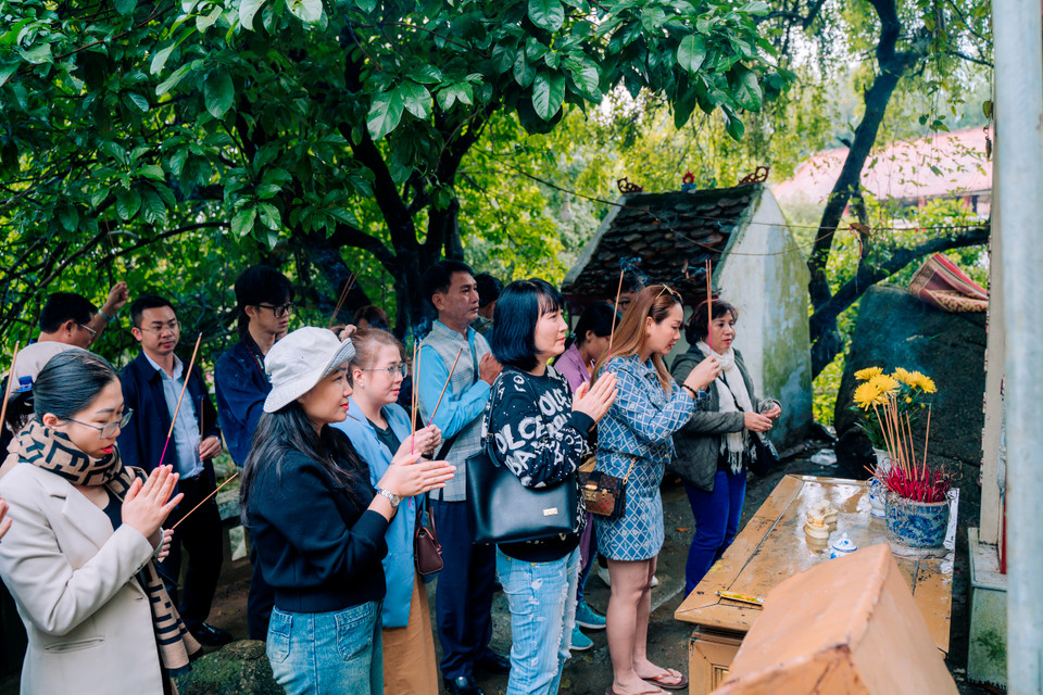 Du khách thập phương vẫn thường tự hỏi vì sao Việt Nam có hai ngôi chùa Hương, là chùa Hương tại Hà Nội và chùa Hương tại Hà Tĩnh. Tuy nhiên thực tế, chùa Hương tại Hà Nội không phải là ngôi chùa gốc mà chỉ là phiên bản của chùa Hương Tích tại Hà Tĩnh. (Ảnh: Mai Mai/Vietnam+)