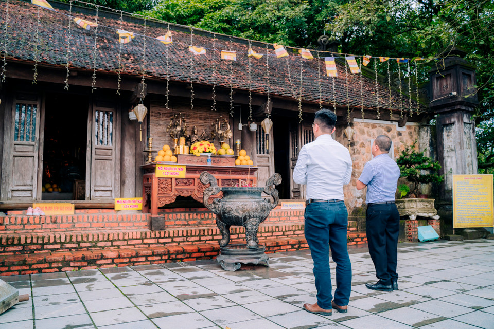 Cung Tam Bảo trong chùa Hương Tích hiện đặt 54 pho tượng Phật cổ được làm bằng gỗ quý hiếm có lịch sử hàng nghìn năm. (Ảnh: Mai Mai/Vietnam+)