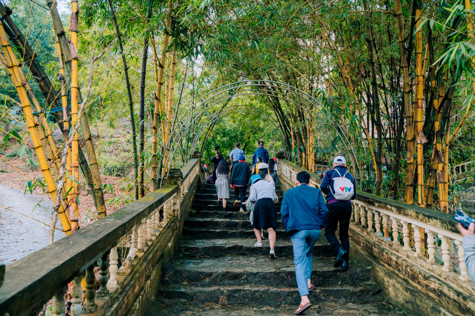 Chùa Hương Tích là một trong những ngôi chùa có lịch sử lâu đời nhất tại Việt Nam có niên đại hàng nghìn năm. Tương truyền, chùa được xây dựng từ thế kỷ XIII vào thời nhà Trần. La Sơn phu tử Nguyễn Thiếp từng nhắc đến lịch sử hình thành của chùa qua 2 câu thơ “Hương Tích Trần Triều – Hồng Sơn đệ nhất phong” (Hương Tích ngôi chùa đời Trần – Dựng trên ngọn núi đẹp nhất Ngàn Hống). (Ảnh: Mai Mai/Vietnam+)