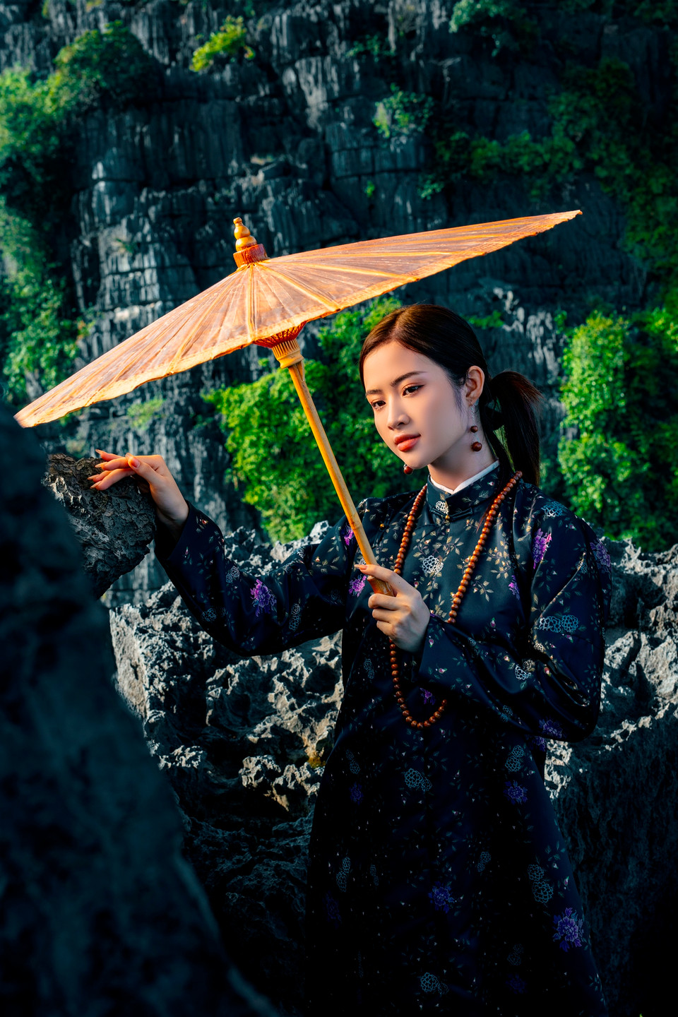 Tam Cốc trong những ngày lạnh giá đầu Xuân mang một vẻ đẹp trầm mặc, cổ kính và hoài niệm. (Ảnh: CTV/Vietnam+)