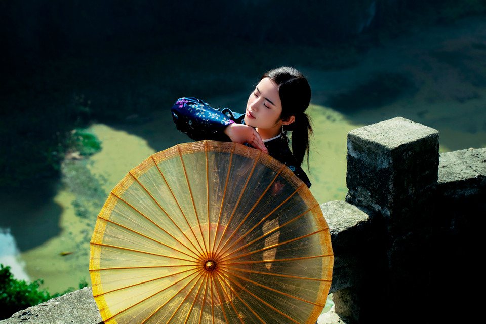 Kim Anh cho biết cô chọn Hang Múa có vị trí địa lý thuận tiện khi cách Hà Nội gần 100 km, nằm dưới chân núi Múa tỉnh Ninh Bình. Nơi đây lại được mệnh danh là "Vạn lý trường thành phiên bản Việt" rất phù hợp với ý tưởng bộ ảnh cổ trang của cô. (Ảnh: CTV/Vietnam+)