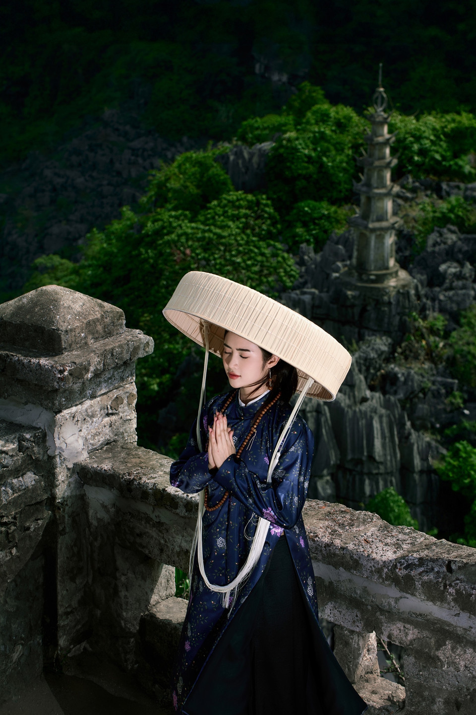 Vẻ đẹp cổ kính, hùng vĩ giữa những ngọn núi nằm giữa cánh đồng của Hang Múa đẹp tựa bức tranh thủy mặc. Tháp sống ảo hay con rồng bay trên đỉnh núi vẫn là những điểm hút du khách "sống ảo" ở nơi này. (Ảnh: CTV/Vietnam+)