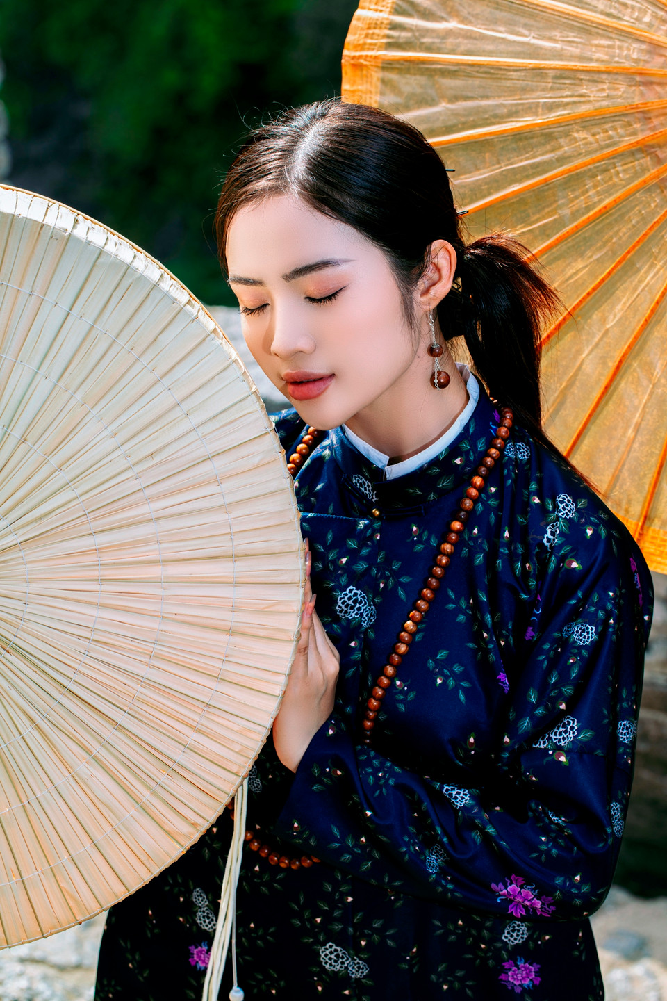 Kim Anh chọn mẫu áo dài năm thân được ưa chuộng trong thế kỷ thứ 19. Trang phục gồm hai khổ vải được may nối nhau thành thân trước theo phong cách kín đáo. Bốn thân áo bên ngoài tượng trưng cho tứ thân phụ mẫu: cha mẹ mình và cha mẹ người thương, thân áo thứ năm đại diện cho người mặc. Áo luôn có năm cúc, thể hiện đạo lý làm người: nhân, nghĩa, lễ, trí, tín. (Ảnh: CTV/Vietnam+)