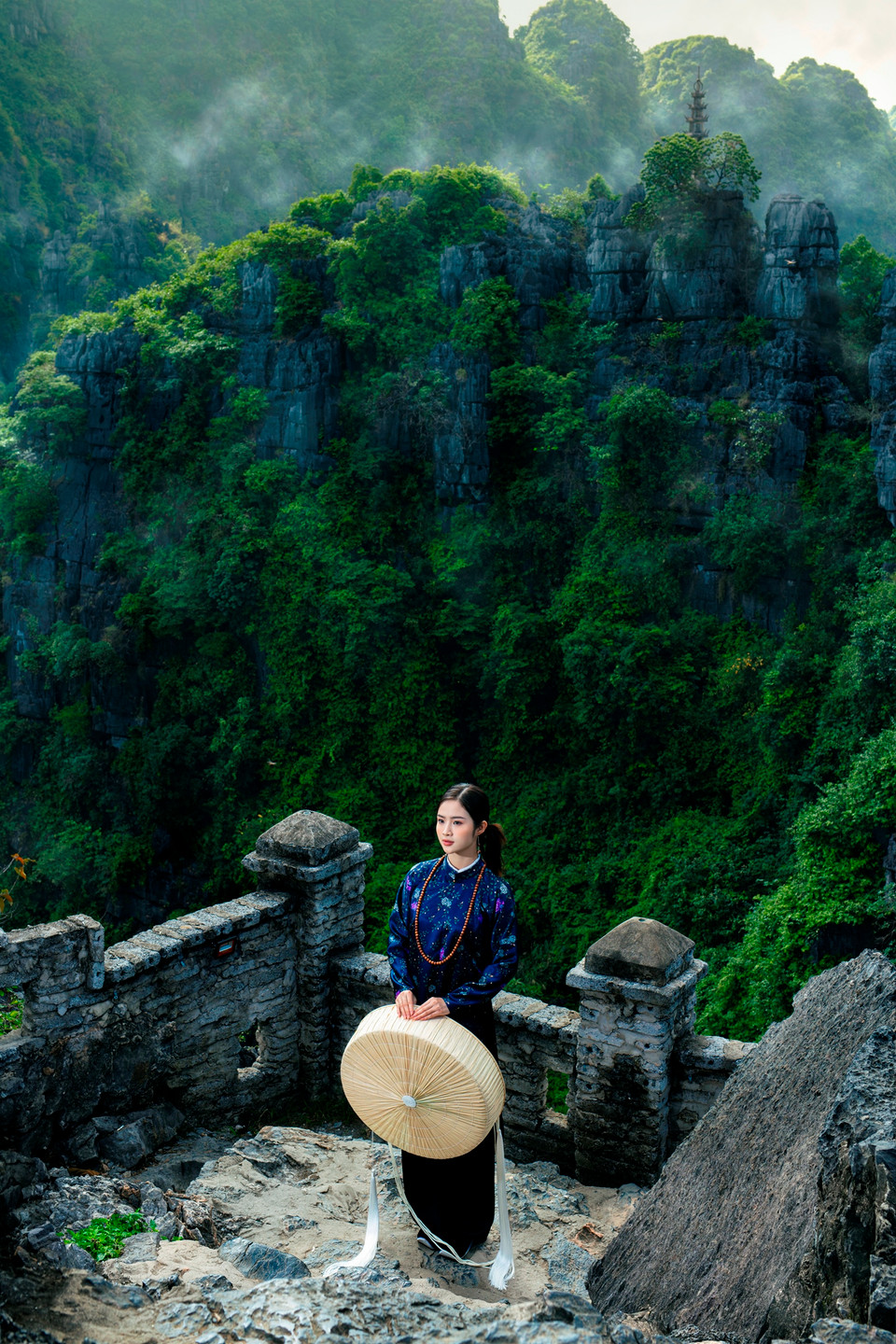 Trong xã hội Việt Nam, những phục trang truyền thống như áo dài, áo yếm, áo tứ thân, khăn mỏ quạ, nón quai thao… đã trở thành kết tinh văn hóa của dân tộc. (Ảnh: CTV/Vietnam+)