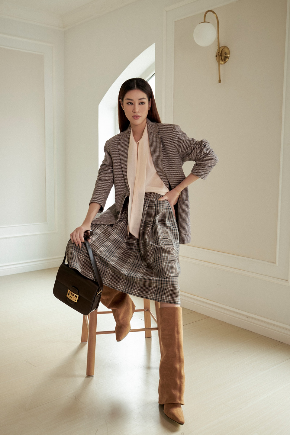 Hoa hậu Khánh Vân kể câu chuyện về những cảm xúc của người phụ nữ, theo mạch tự sự ứng với mốc thời gian ngày và đêm – sự tương phản về không gian, thời gian trong ngày. Đó là một Hoa hậu Khánh Vân dịu dàng, đằm thắm dưới ánh nắng nhẹ nhàng của buổi chiều. (Ảnh: CTV/Vietnam+)