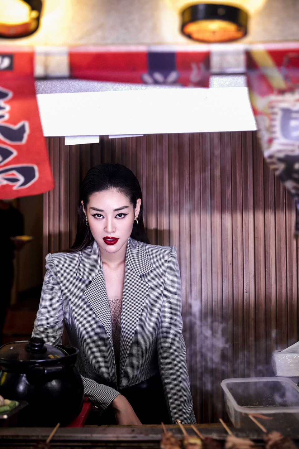 Hoa hậu Khánh Vân tiết lộ, cô và êkíp đã tìm những ngõ ngách đẹp ngay trung tâm quận 1 làm bối cảnh – nơi giao thoa giữa hiện đại và cũ kỹ. (Ảnh: CTV/Vietnam+)