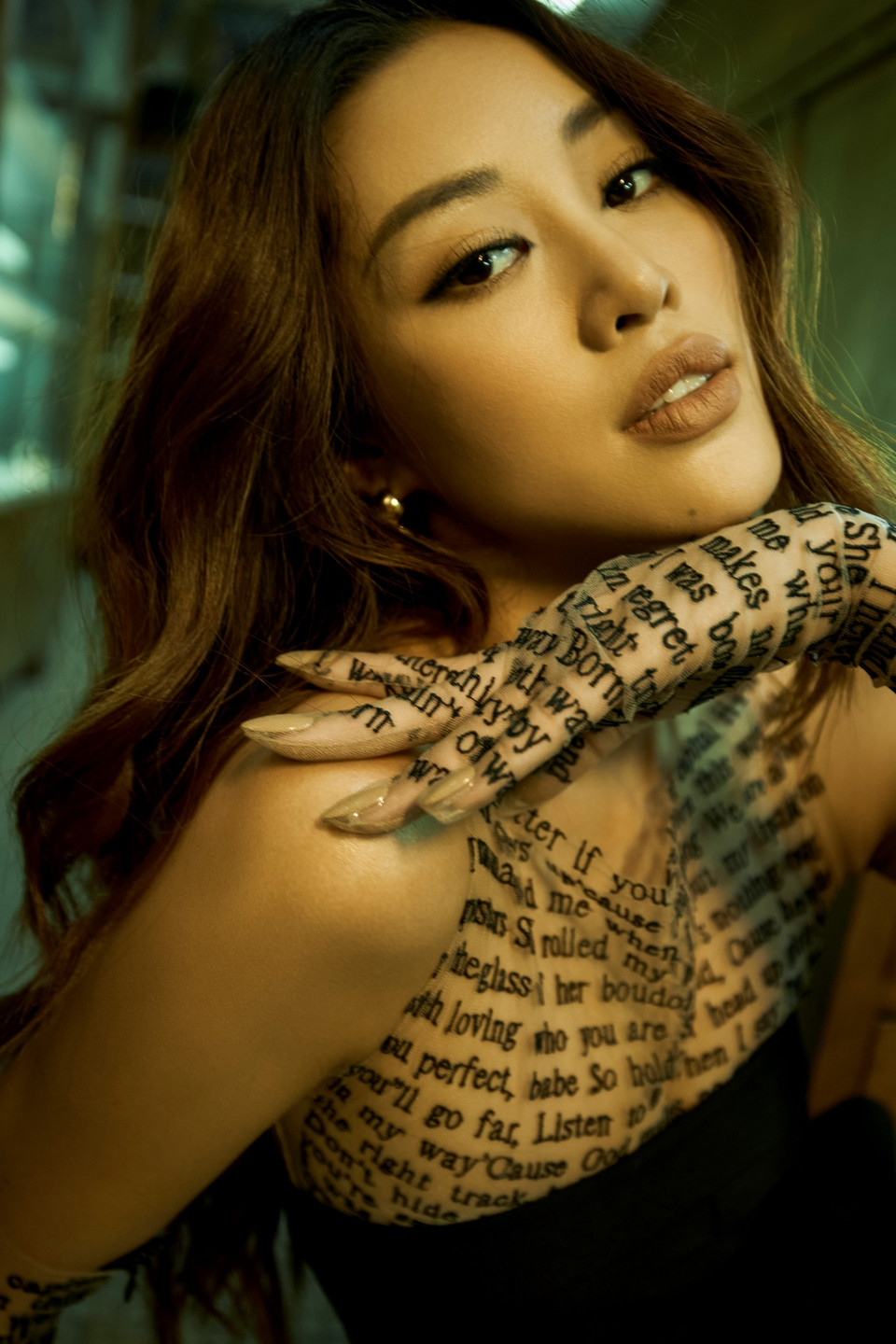 Khi nắng chiều đã vụt tắt cũng là lúc cô gái phải đưa ra quyết định: hoặc là mãi đứng yên trong ngổn ngang suy nghĩ, hoặc là tự tin bước ra bên ngoài tìm kiếm những cơ hội mới. (Ảnh: CTV/Vietnam+)