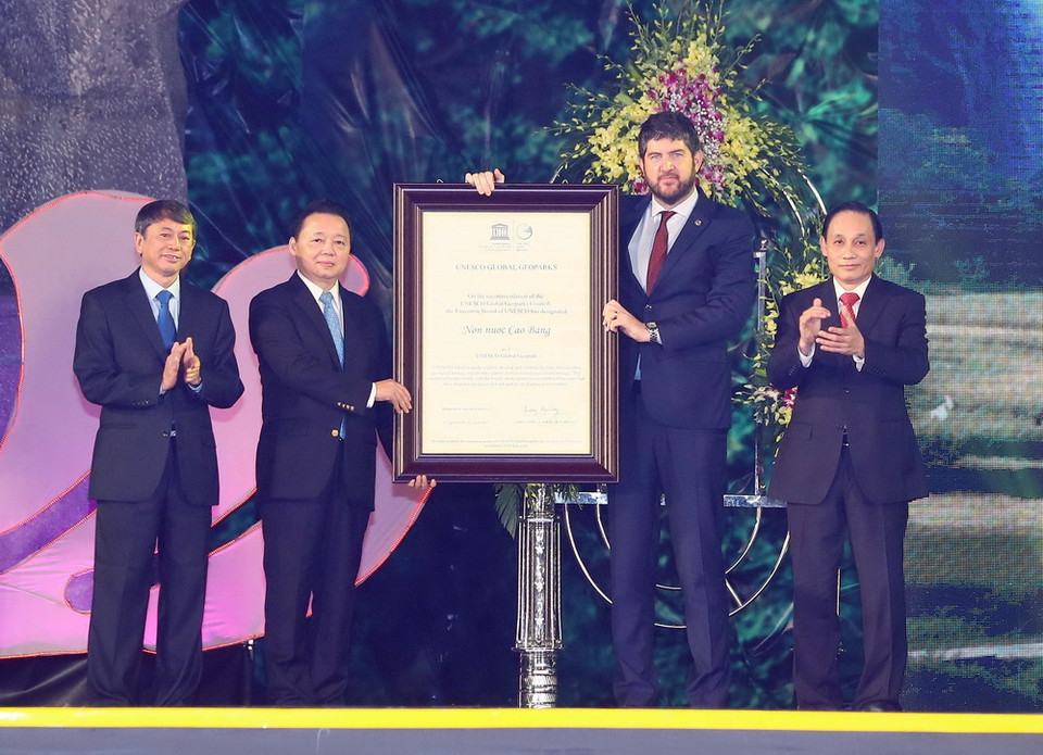 Ông Michael Croft, Trưởng đại diện Văn phòng UNESCO tại Việt Nam trao Danh hiệu Công viên địa chất toàn cầu UNESCO Non nước Cao Bằng. (Ảnh: Thống Nhất/TTXVN)
