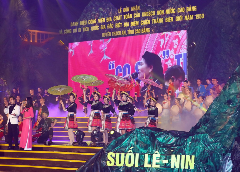 Chương trình văn nghệ chào mừng. (Ảnh: Thống Nhất/TTXVN)