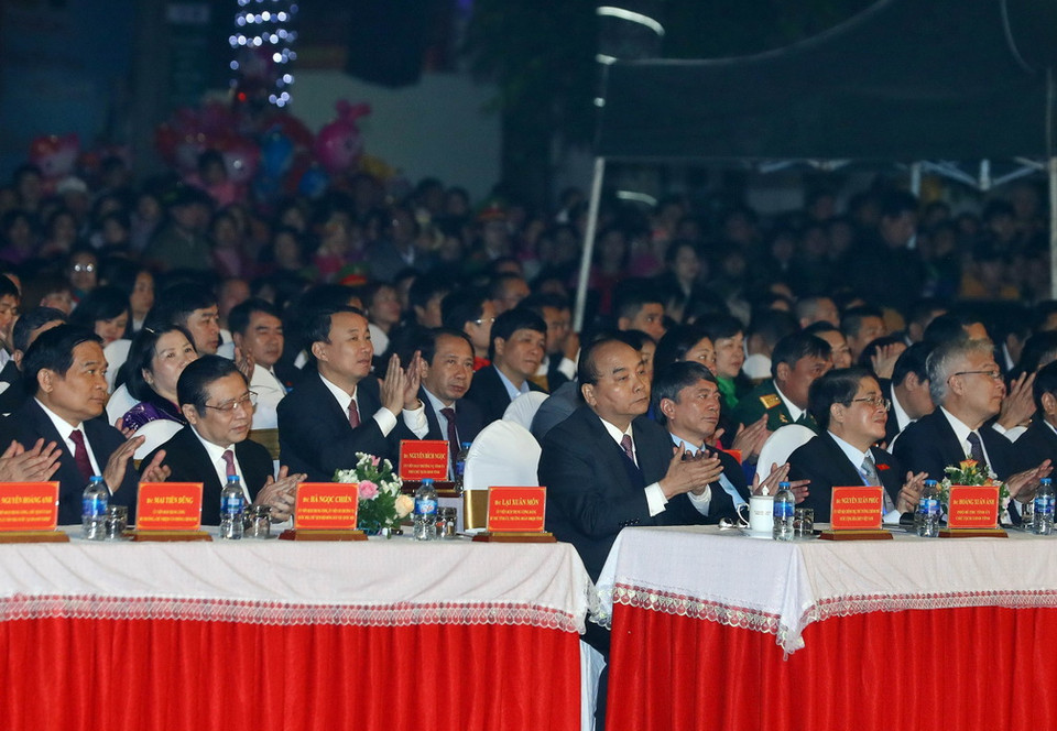 Thủ tướng Nguyễn Xuân Phúc và các đại biểu tham dự. (Ảnh: Thống Nhất/TTXVN)