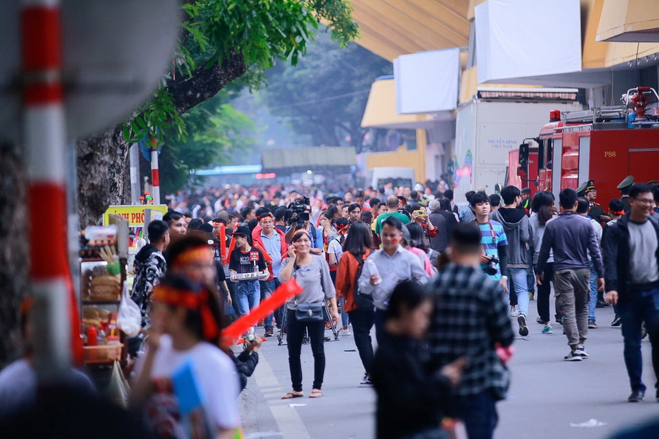  Rất đông cổ động viên đã có mặt quanh khu vực sân Hàng Đẫy trước nhiều giờ bóng lăn. (Ảnh: Trọng Đạt/TTXVN)