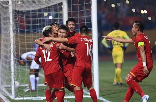 Các cầu thủ Việt Nam ăn mừng sau bàn thắng nâng tỷ số lên 2-0 của Quang Hải. (Ảnh: Trọng Đạt/TTXVN)