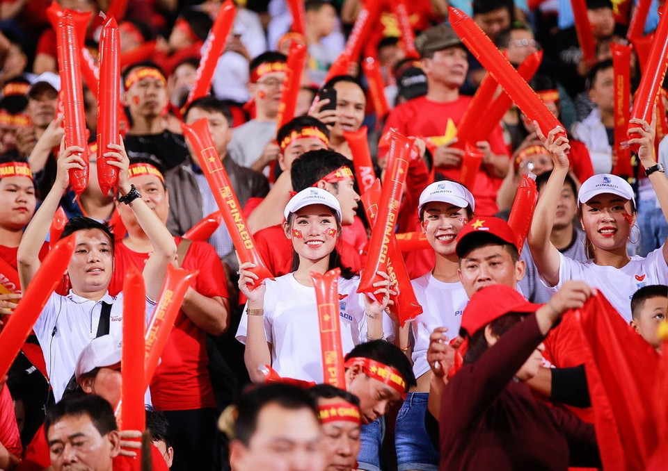 Không khí náo nhiệt trên sân Hàng Đẫy trước giờ bóng lăn. (Ảnh: Trọng Đạt/TTXVN)