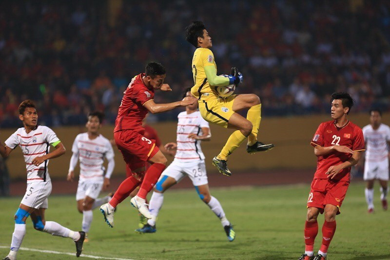 Pha áp sát của Quế Ngọc Hải (số 3) gây khó khăn cho thủ thành Um Vichet của Campuchia. (Ảnh: Trọng Đạt/TTXVN)