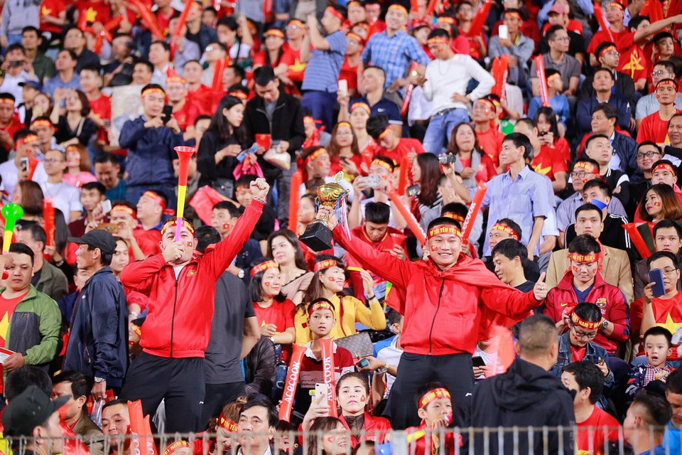 Không khí náo nhiệt trên sân Hàng Đẫy trước giờ bóng lăn. (Ảnh: Trọng Đạt/TTXVN)