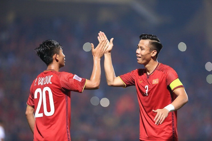 Đội trưởng Quế Ngọc Hải (số 3) và tiền đạo Phan Văn Đức (số 20) ăn mừng sau bàn thắng nâng tỷ số lên 3-0. (Ảnh: Trọng Đạt/TTXVN)