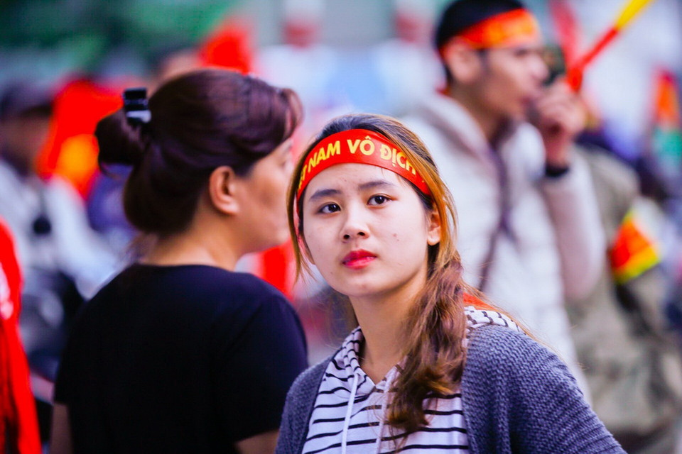 Cổ động viên có mặt quanh khu vực sân Hàng Đẫy trước giờ bóng lăn. (Ảnh: Trọng Đạt/TTXVN)