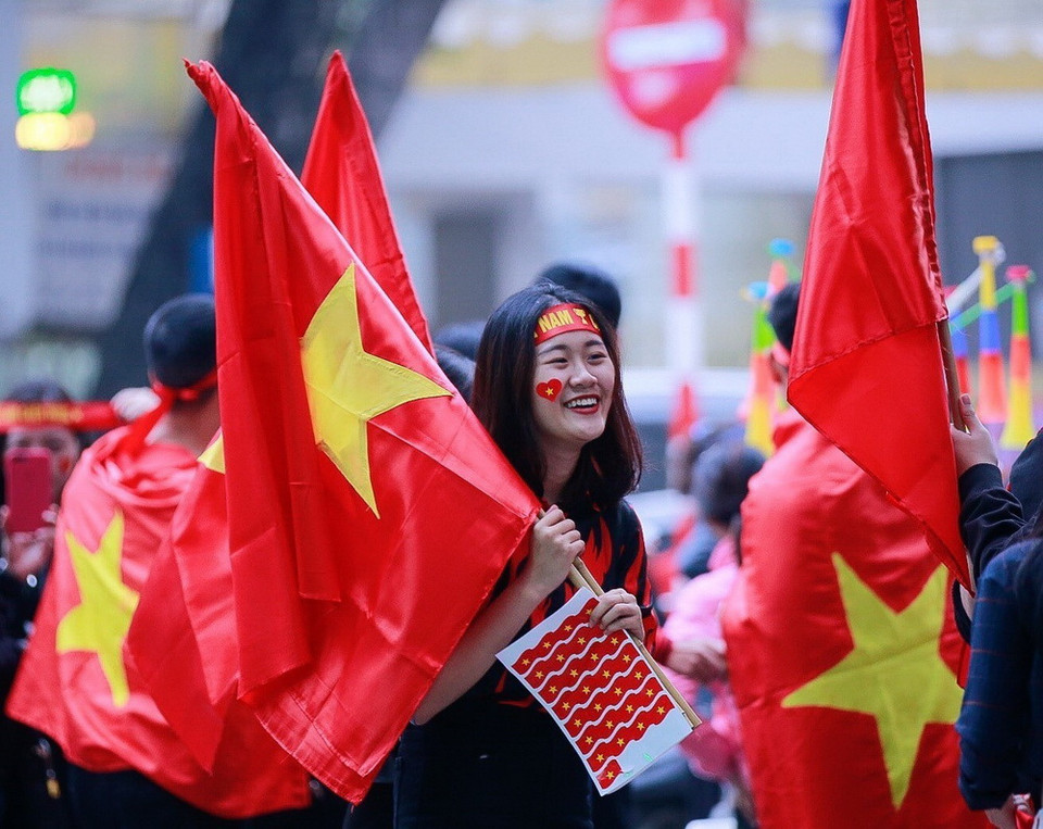 Người hâm mộ với cờ và băngrôn cổ vũ cho đội tuyển Việt Nam. (Ảnh: Trọng Đạt/TTXVN)