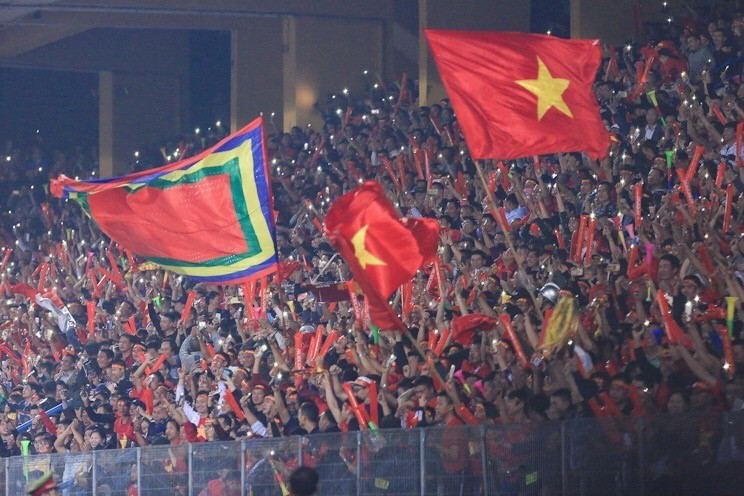 Sân vận động Hàng Đẫy như nổ tung sau 2 bàn thắng liên tiếp của Tiến Linh và Quang Hải. (Ảnh: Trọng Đạt/TTXVN)