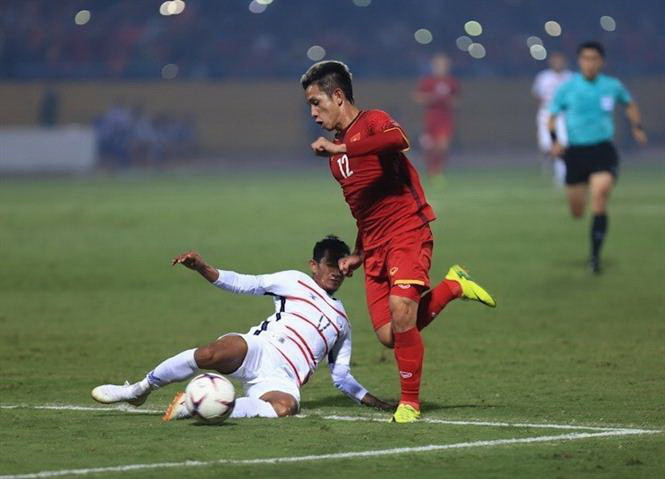 Pha dốc bóng của hậu vệ trái Hồng Duy (số 12). (Ảnh: Trọng Đạt/TTXVN)