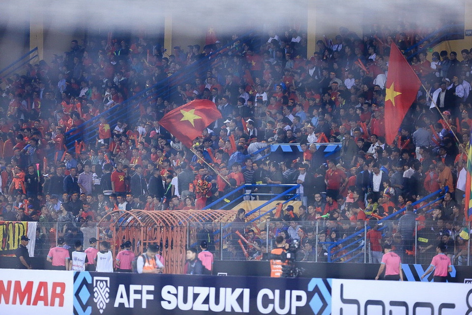 Không khí náo nhiệt trên sân Hàng Đẫy trước giờ bóng lăn. (Ảnh: Trọng Đạt/TTXVN)