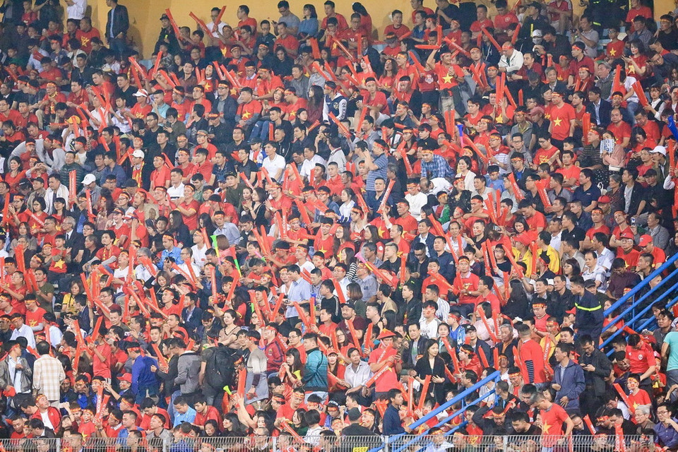 Không khí náo nhiệt trên sân Hàng Đẫy trước giờ bóng lăn. (Ảnh: Trọng Đạt/TTXVN)