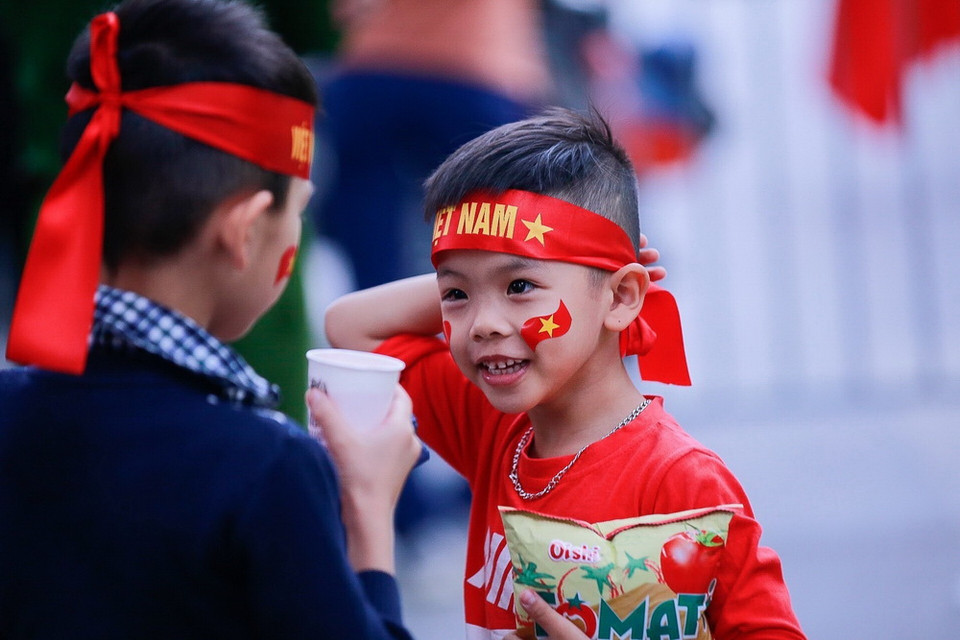 Một cổ động viên nhí theo bố mẹ đi cổ vũ cho đội tuyển Việt Nam. (Ảnh: Trọng Đạt/TTXVN)