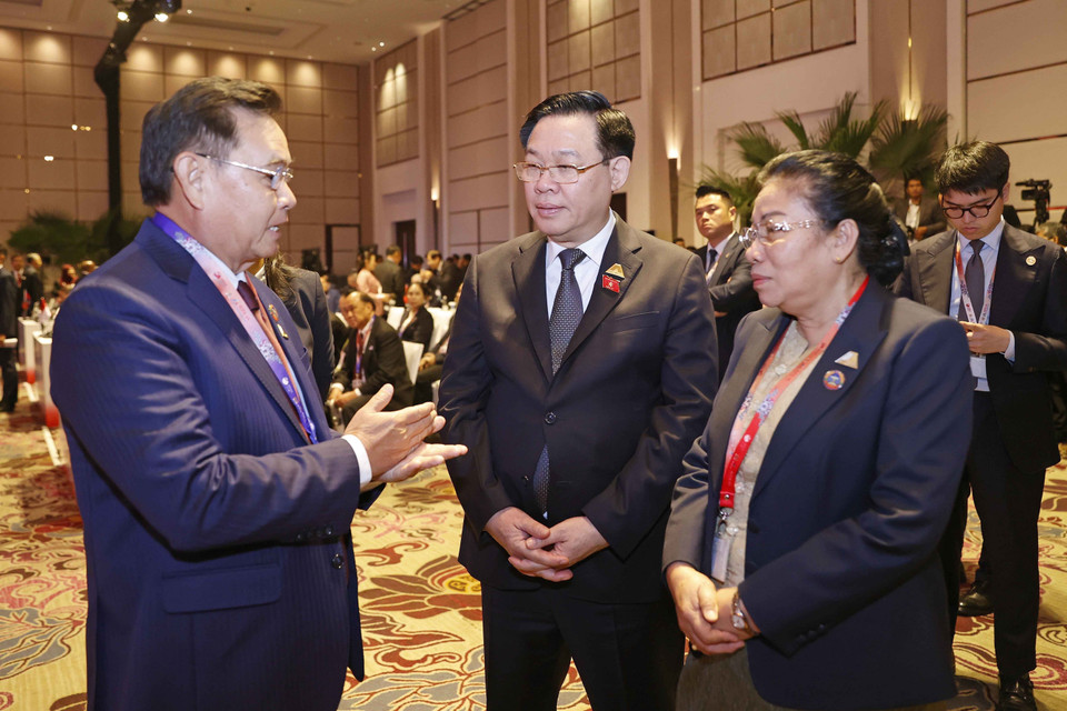 Chủ tịch Quốc hội Vương Đình Huệ với Chủ tịch Quốc hội Lào Saysomphone Phomvihane và đại biểu. (Ảnh: Doãn Tấn/TTXVN)